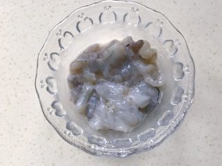 11、红飞翠舞芙蓉滑虾球,上浆后的虾仁会变得嫩滑