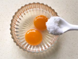 12、红飞翠舞芙蓉滑虾球,两个鸡蛋放一点盐