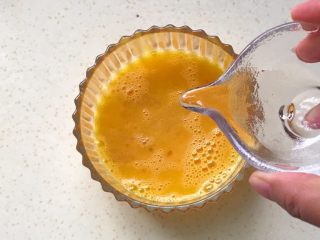 13、红飞翠舞芙蓉滑虾球,加一点水用打蛋器打匀