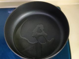 15、红飞翠舞芙蓉滑虾球,油温低一点,放适量油