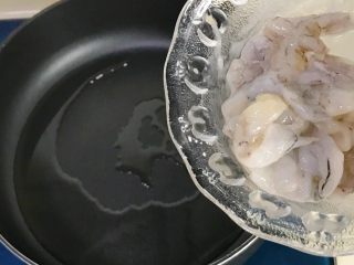 16、红飞翠舞芙蓉滑虾球,倒入浆后的虾仁