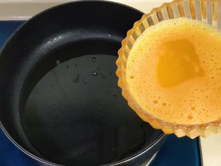 18、红飞翠舞芙蓉滑虾球,锅里加一点油,倒入蛋液