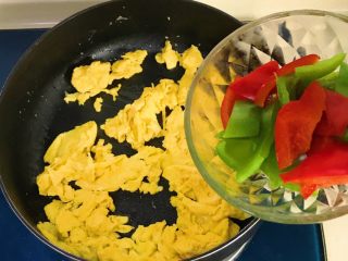 20、红飞翠舞芙蓉滑虾球,倒入青红椒翻炒