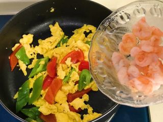 21、红飞翠舞芙蓉滑虾球,倒入虾球翻炒