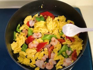 22、红飞翠舞芙蓉滑虾球,撒适量盐翻炒均匀