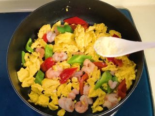 23、红飞翠舞芙蓉滑虾球,撒一点点鸡精调味