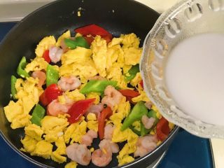 24、红飞翠舞芙蓉滑虾球,倒入水淀粉勾成薄芡汁