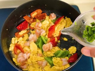 25、红飞翠舞芙蓉滑虾球,撒葱花即可关火出炉