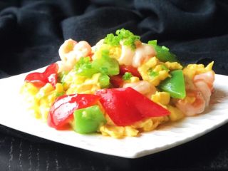 26、红飞翠舞芙蓉滑虾球,装盘,颜色鲜艳漂亮