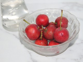 1、冬喝暖饮夏吃冰~山楂蓝莓柠檬饮,准备十个左右山楂,洗净