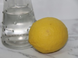 4、冬喝暖饮夏吃冰~山楂蓝莓柠檬饮,柠檬一个