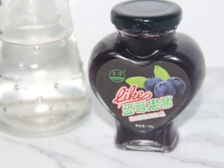 6、冬喝暖饮夏吃冰~山楂蓝莓柠檬饮,蓝莓酱