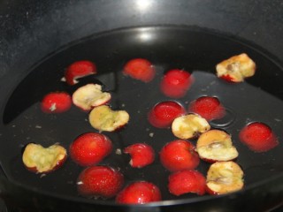 8、冬喝暖饮夏吃冰~山楂蓝莓柠檬饮,把山楂放进去煮