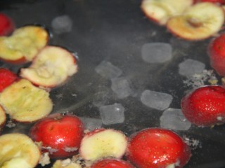 9、冬喝暖饮夏吃冰~山楂蓝莓柠檬饮,再放入冰糖