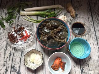 1、香辣蟹,准备食材：蟹、火锅底料、大葱、小葱、蒜、姜、花椒、八角、红辣椒、生抽、老抽、料酒、鸡精、十三香、食用油、香菜、白糖、水