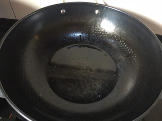 3、香辣蟹,热锅凉油放入油，油温五成热左右