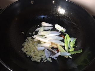 4、香辣蟹,放入葱姜蒜、花椒、八角