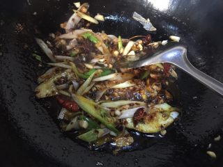 7、香辣蟹,火锅底料炒至融化