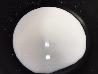 3、巧克力慕斯盒子,牛奶放入奶锅里