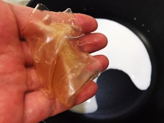 4、巧克力慕斯盒子,加热至微沸后，加入泡软的吉利丁片