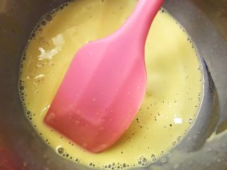 6、巧克力慕斯盒子,做好的蛋黄糊放凉备用