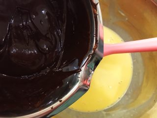 8、巧克力慕斯盒子,把融化的巧克力加入蛋黄糊里