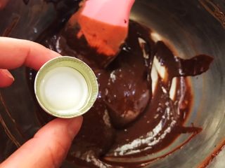 10、巧克力慕斯盒子,加入朗姆酒拌匀