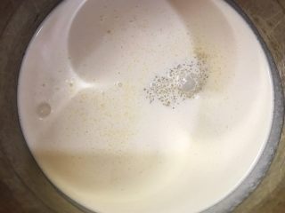 11、巧克力慕斯盒子,淡奶油加入白糖