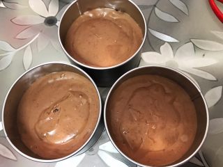 15、巧克力慕斯盒子,做好的慕斯糊倒进盒子里，震平表面放入冰箱冷藏3个小时至凝固