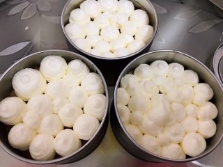 19、巧克力慕斯盒子,用圆嘴在凝固的慕斯上挤出