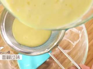 4、芒果班戟和芒果千层饼,把步骤3的面糊过筛