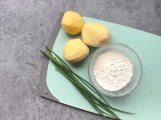 1、香煎土豆丝饼,食材准备：土豆三个（比较小）、葱叶8根、面粉45g