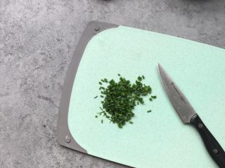 2、香煎土豆丝饼,葱叶切小段葱花