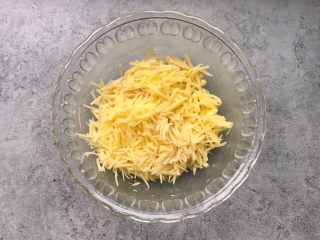 3、香煎土豆丝饼,土豆刨细丝（个人建议用刨刀刨丝方便，口感更好）