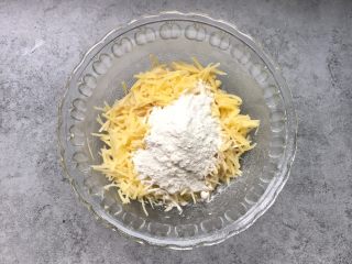 4、香煎土豆丝饼,加入45g面粉