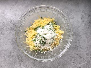 5、香煎土豆丝饼,葱花放入