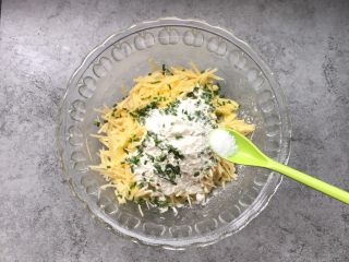 6、香煎土豆丝饼,加入1g盐