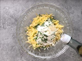 8、香煎土豆丝饼,少许食用油，搅拌均匀