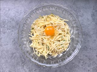 9、香煎土豆丝饼,加入鸡蛋一个