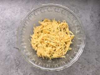 10、香煎土豆丝饼,搅拌均匀静止3-5分钟即可