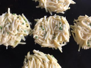 11、香煎土豆丝饼,电饼铛放少许油烧热，把土豆丝用手按成大致圆形放入