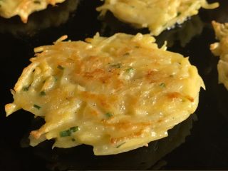 12、香煎土豆丝饼,煎至两面金黄即可