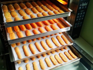 12、零添加版蛋黄手指饼干,时间到，饼干出炉啦~~~