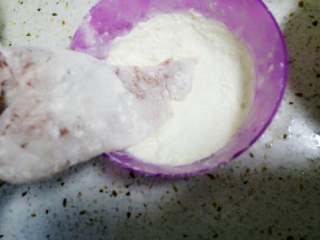 1、猪排饭,将腌好味的肉片先均匀裹上一层面粉。