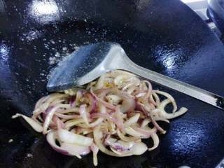 6、猪排饭,洋葱切丝,锅里少许油烧热后放入洋葱翻炒,加入少许盐和黑胡椒出锅。