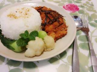 9、猪排饭,猪排饭图片一侧~