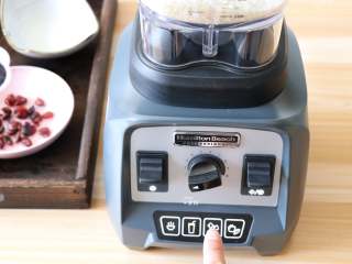 3、蔓越莓米糕,接通电源,选择刨冰功能开始搅打;