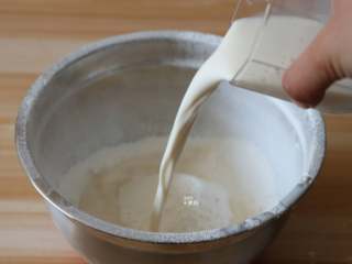 9、蔓越莓米糕,倒进米粉中,加入白糖,开始搅拌;