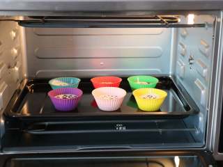 12、蔓越莓米糕,放进烤箱,选择发酵功能进行发酵;