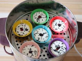 13、蔓越莓米糕,发酵到2倍大即可,放进蒸锅蒸20分钟,再关火焖3-5分钟即可;